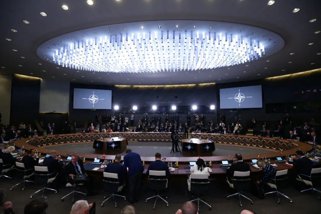 6月16日,与会人员在比利时布鲁塞尔的北约总部到会北约成员国国防部长会议。新华社记者郑焕松摄
