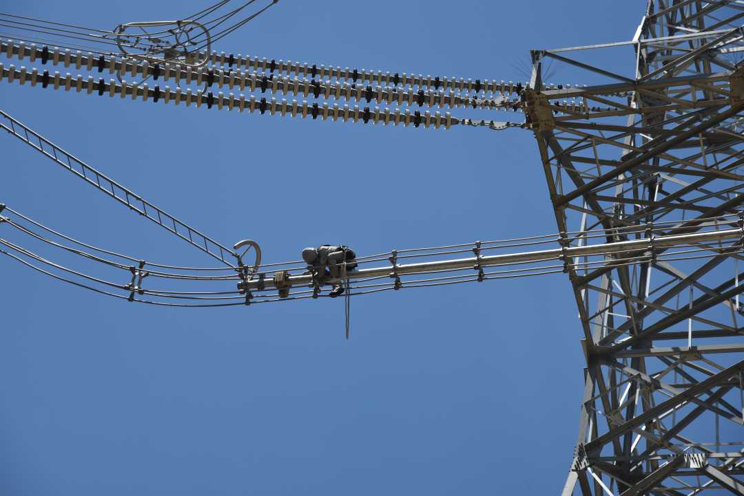 国网甘肃超高压公司开展不停电消除设备缺陷.