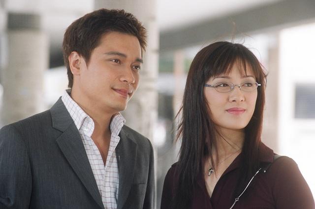 港剧《流金岁月》中,罗嘉良(左)饰演丁善本一角.(右为向海岚)