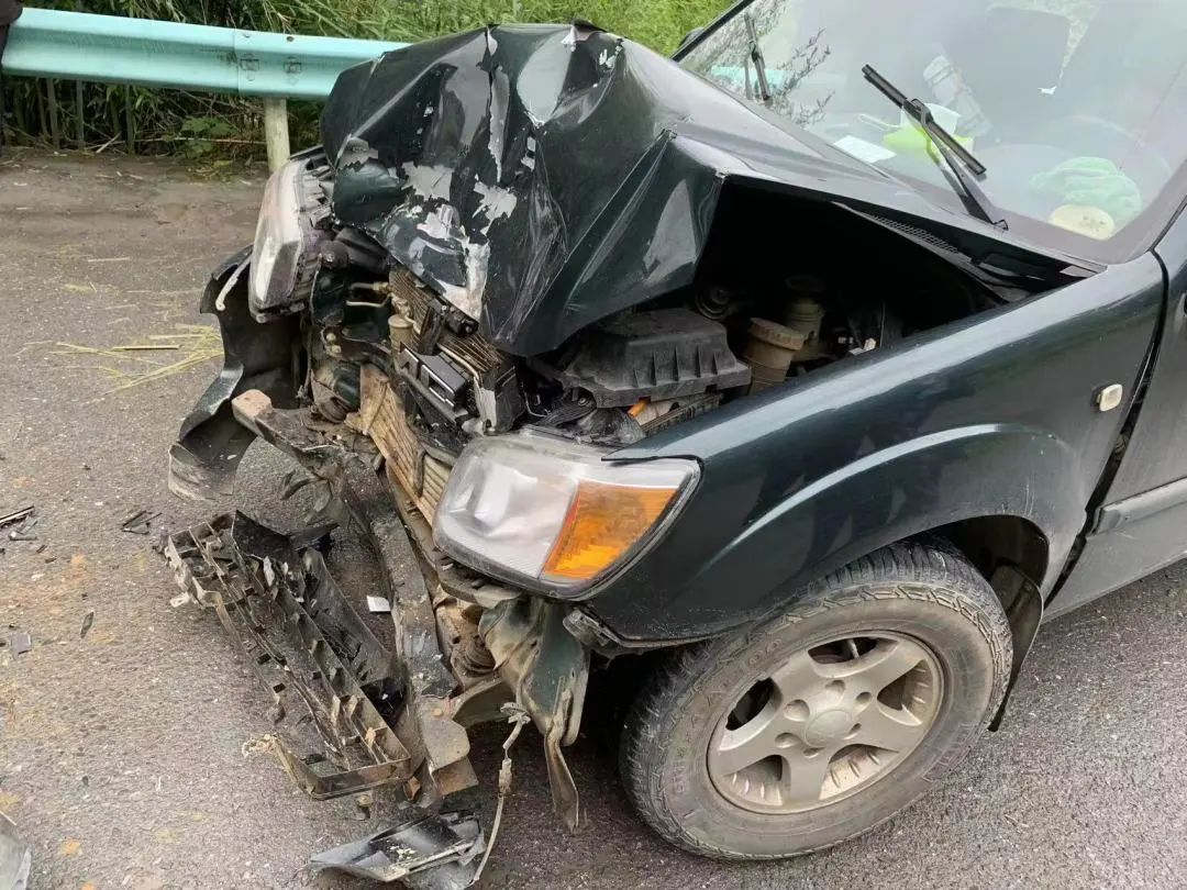 车头面目全非6月11日上午11时许,黔南州都匀市公安局交警大队接到报警