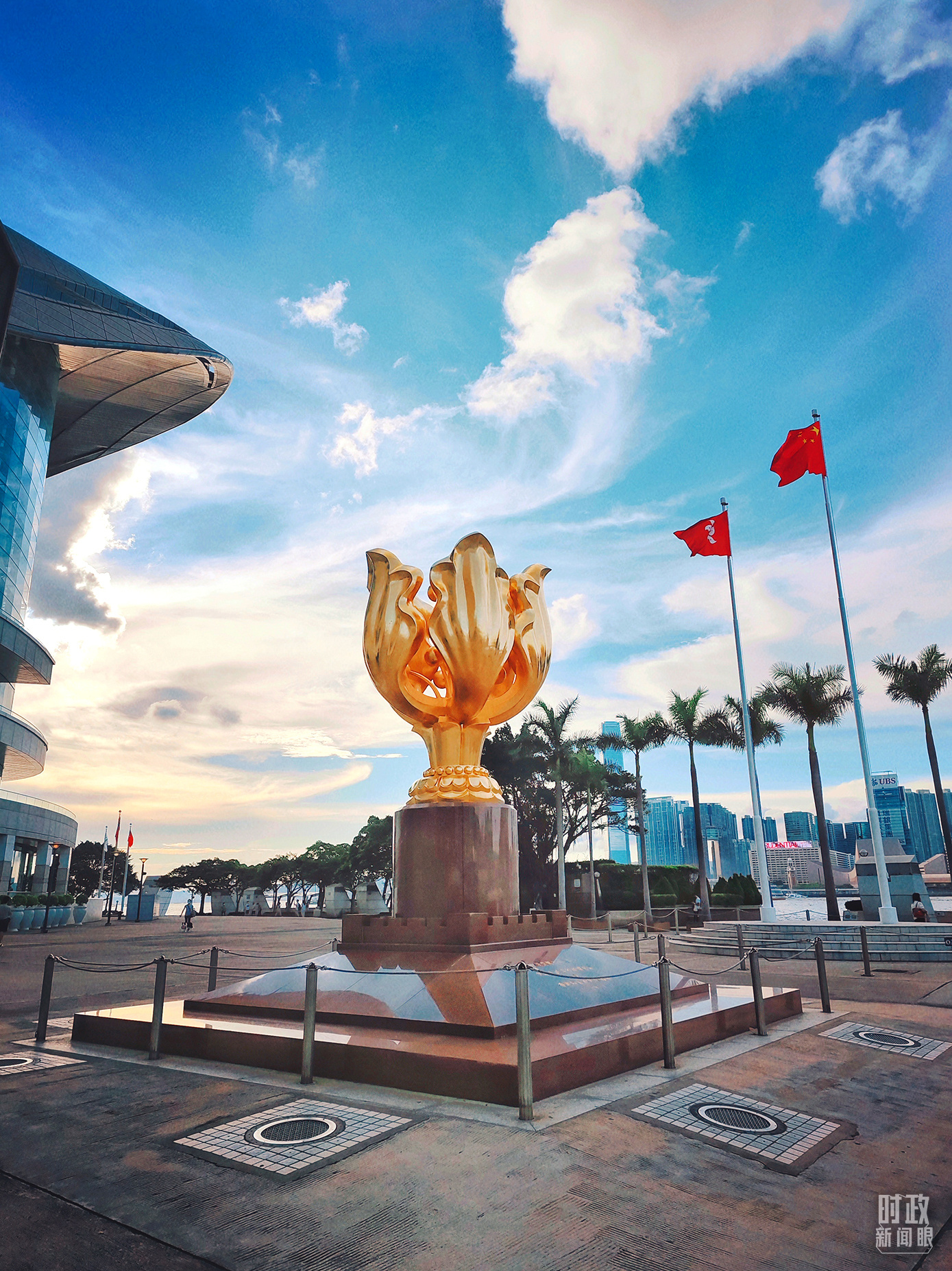 △香港会展中心旁的金紫荆广场。(总台央视记者杨光拍摄)
