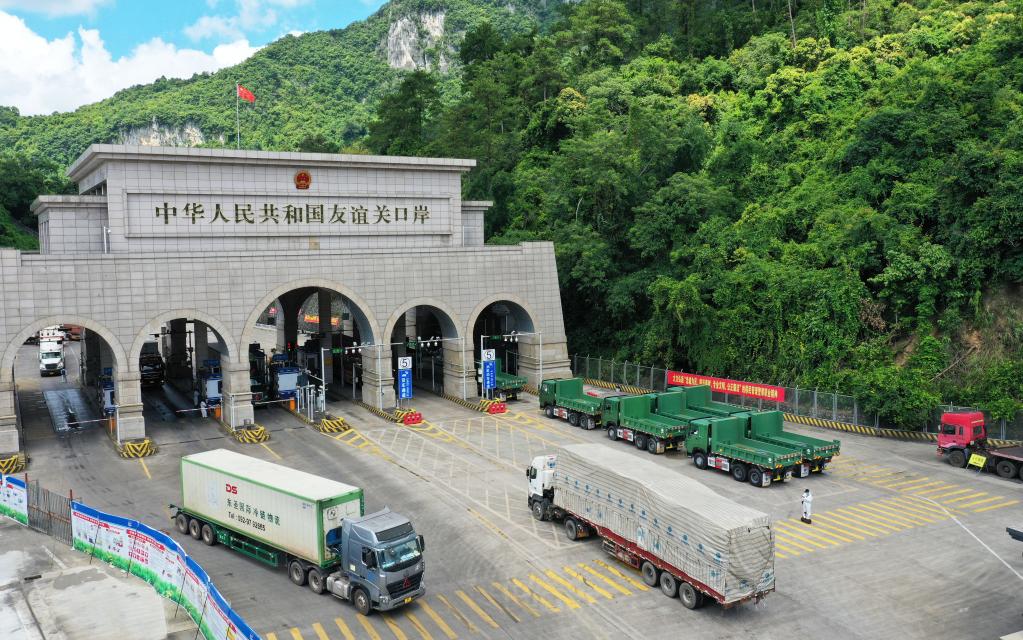 运输车辆在广西凭祥友谊关口岸通关.