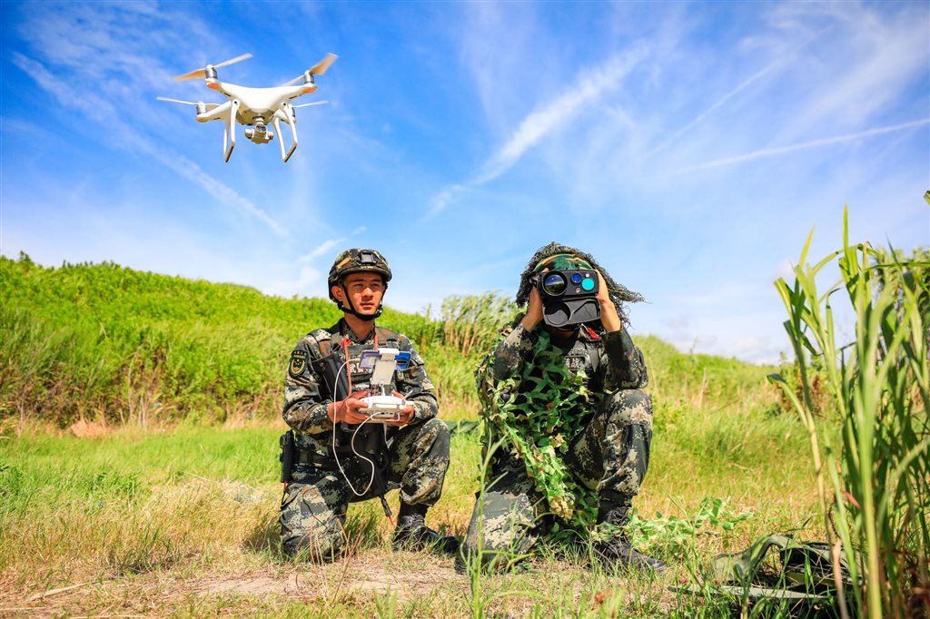 侦察队员正在利用无人机和测距仪进行侦察