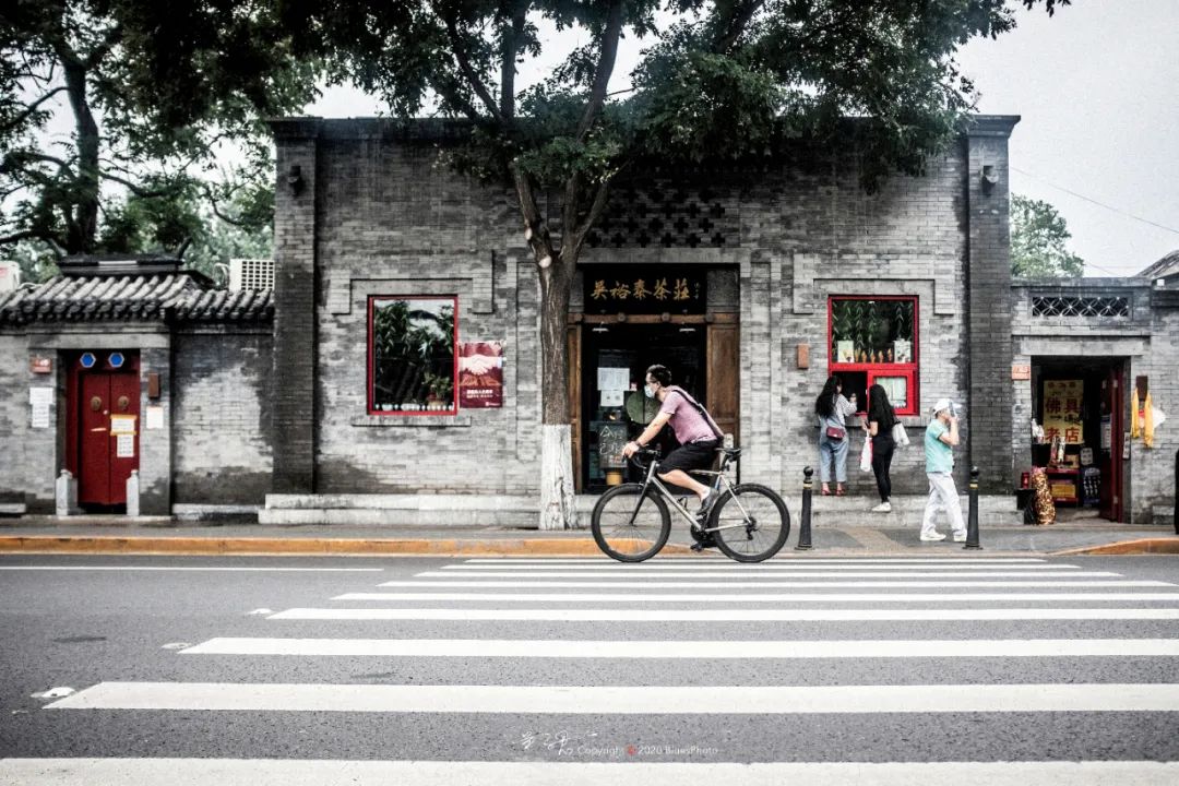 北京街头骑行的人。图/图虫创意
