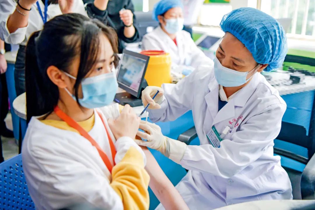 2022年3月12日，部分适龄女生在海南省海口市长流中心卫生院免费接种第一剂次二价HPV疫苗。图/中新 