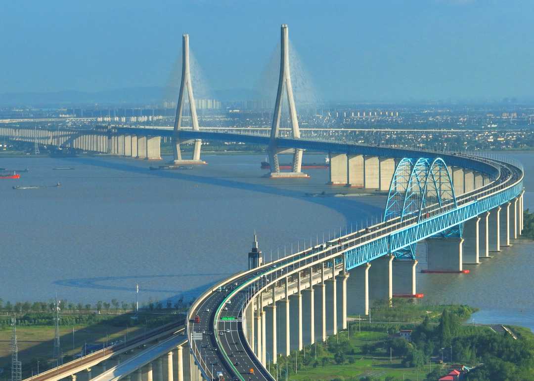 南通市拍摄的沪苏通铁路跨长江控制性工程沪苏通长江公铁大桥壮观画面