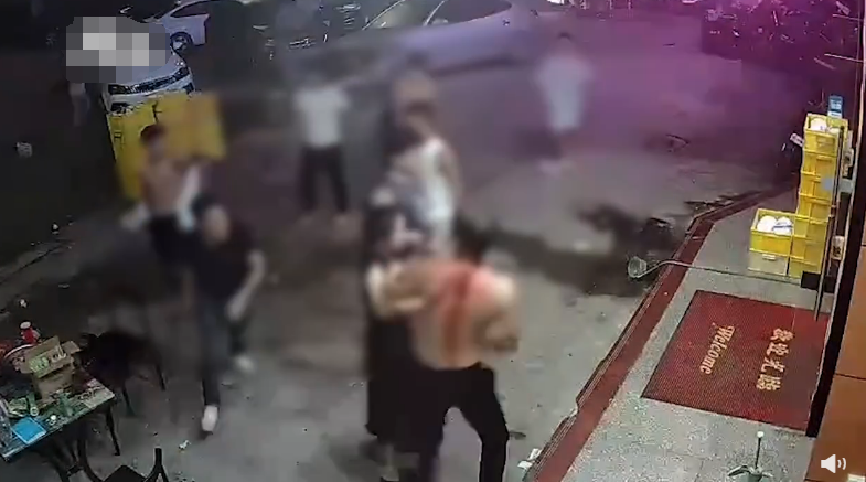 广东省惠州市夜宵店老板见义勇为遭围殴,现场视频截图。