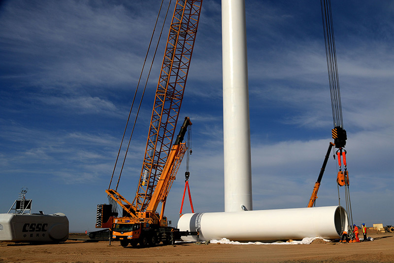 5兆瓦风电项目建设现场,工人在进行吊装作业.新华社发(张晓亮 摄)