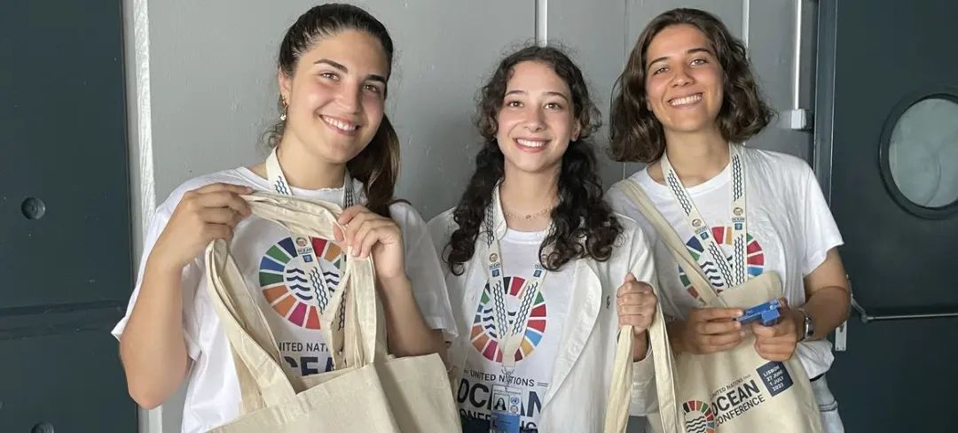 © 联合国新闻图片 | 为里斯本海洋大会提供支持的年轻志愿者。