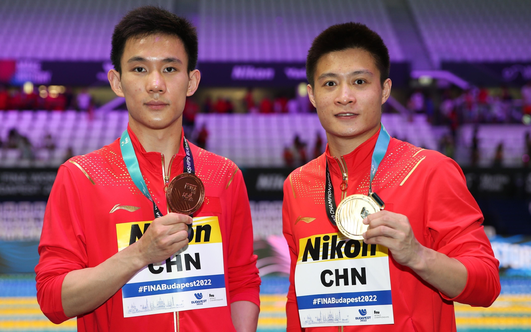 杨健(右)与杨昊赛后合影,两人分获冠军和季军.&nbsp; 图/新华社