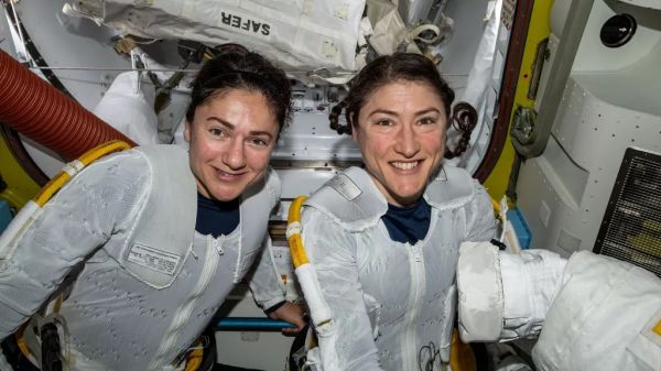 首次完成全女性太空行走的两名女宇航员（美国航空航天局网站）