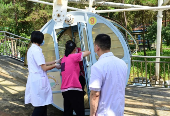 救援人员将被困游客安全解救到地面。