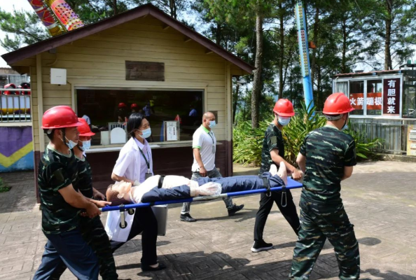 及时将游客送至医院治疗。