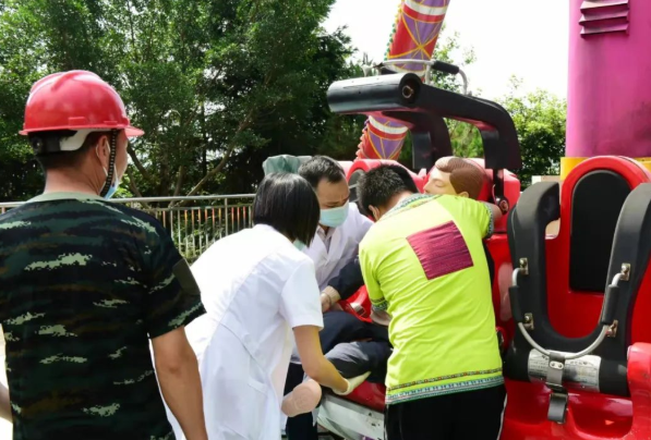 大摆锤在运行时，游客身体突发不适。