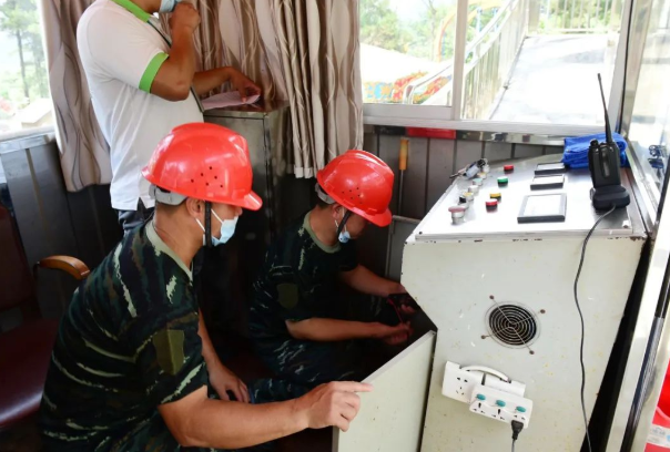 工作人员启用备用电源。