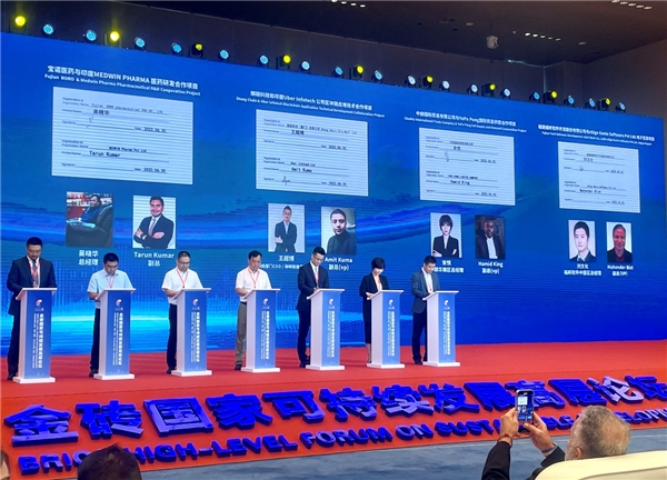 　　福昕中国区总经理刘文化(右一)签约项目