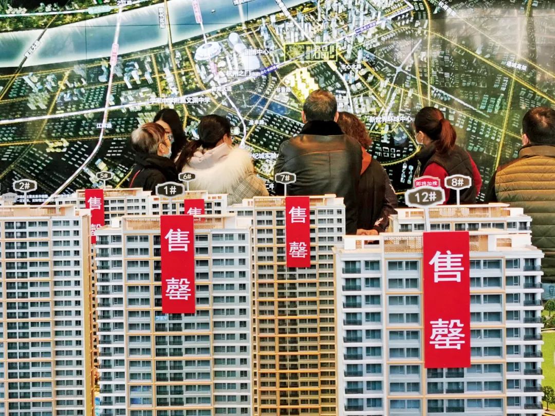 1月30日，浙江杭州市一楼盘的售楼处，沙盘上标有部分楼栋售罄的字样。图/视觉中国