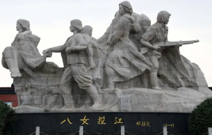 　　图为黑龙江省牡丹江市的“八女投江”烈士群雕