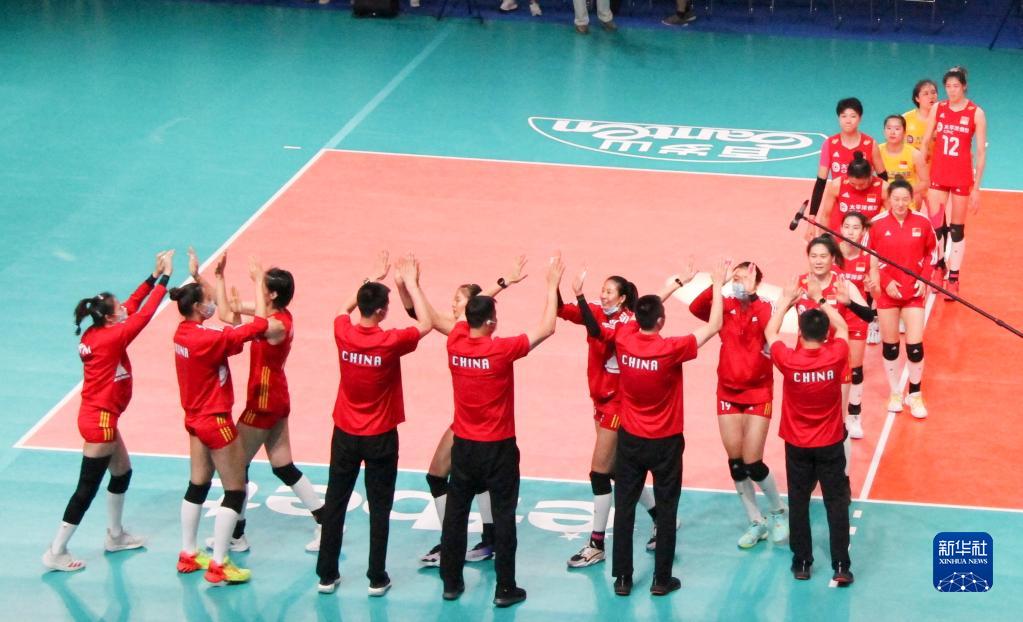 7月3日，中国队庆祝比赛胜利。