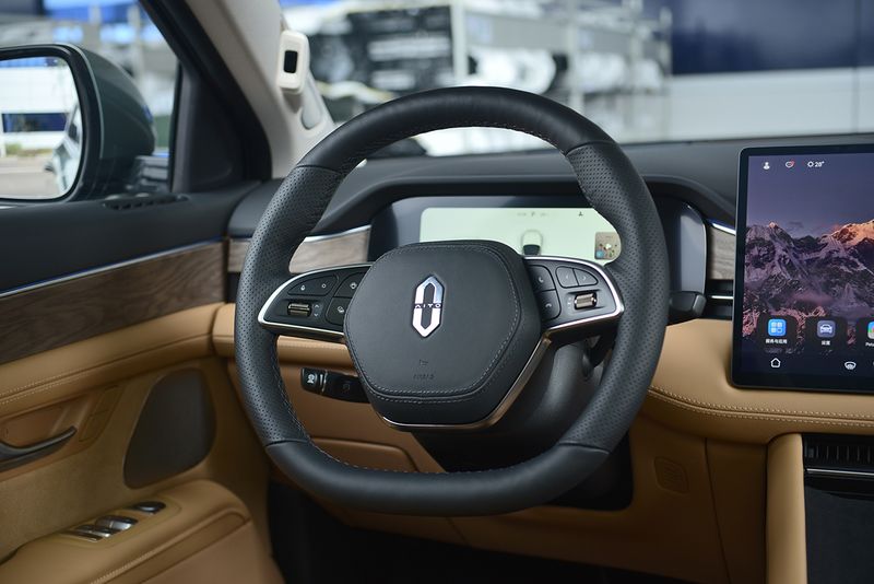 两幅式方向盘包裹皮质更加柔软细腻,让人爱不释手.