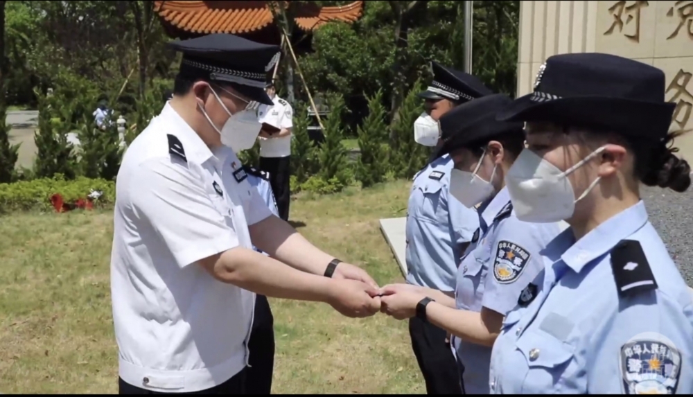 "010050"警号重启,一级英模蔡立群女儿完成父亲遗愿再穿警服|公安