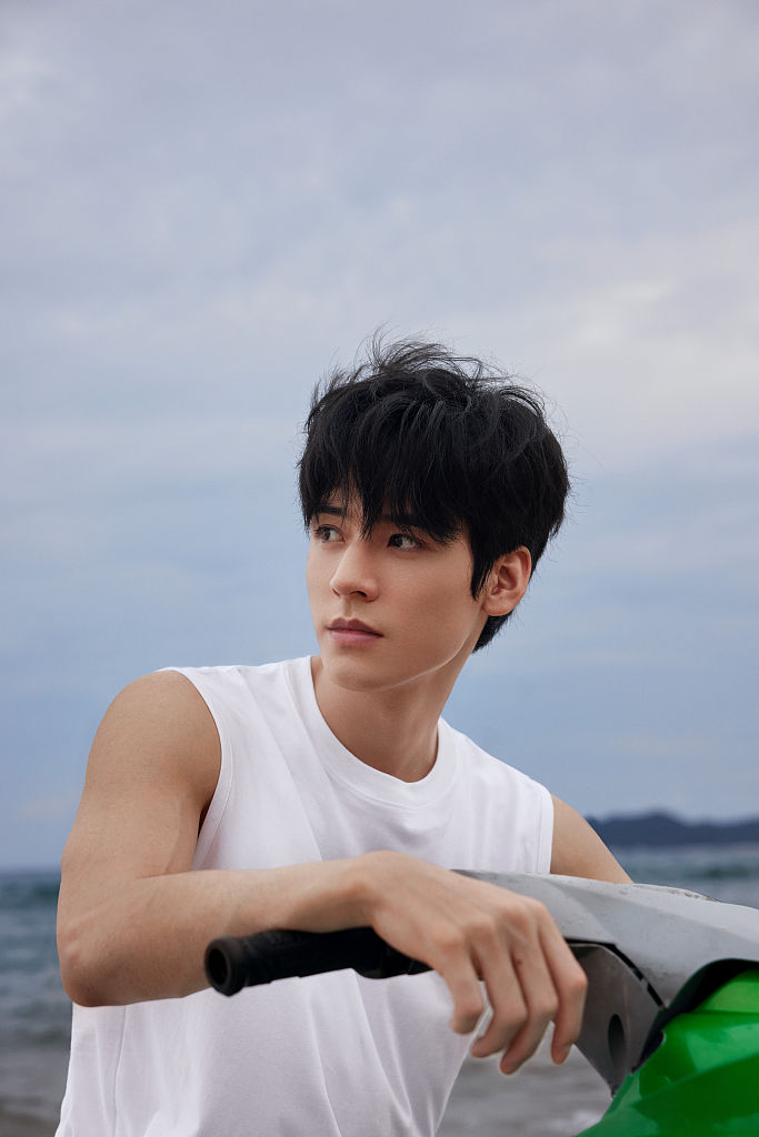 龚俊发布海上摩托畅玩写真肆意冲浪活力满满