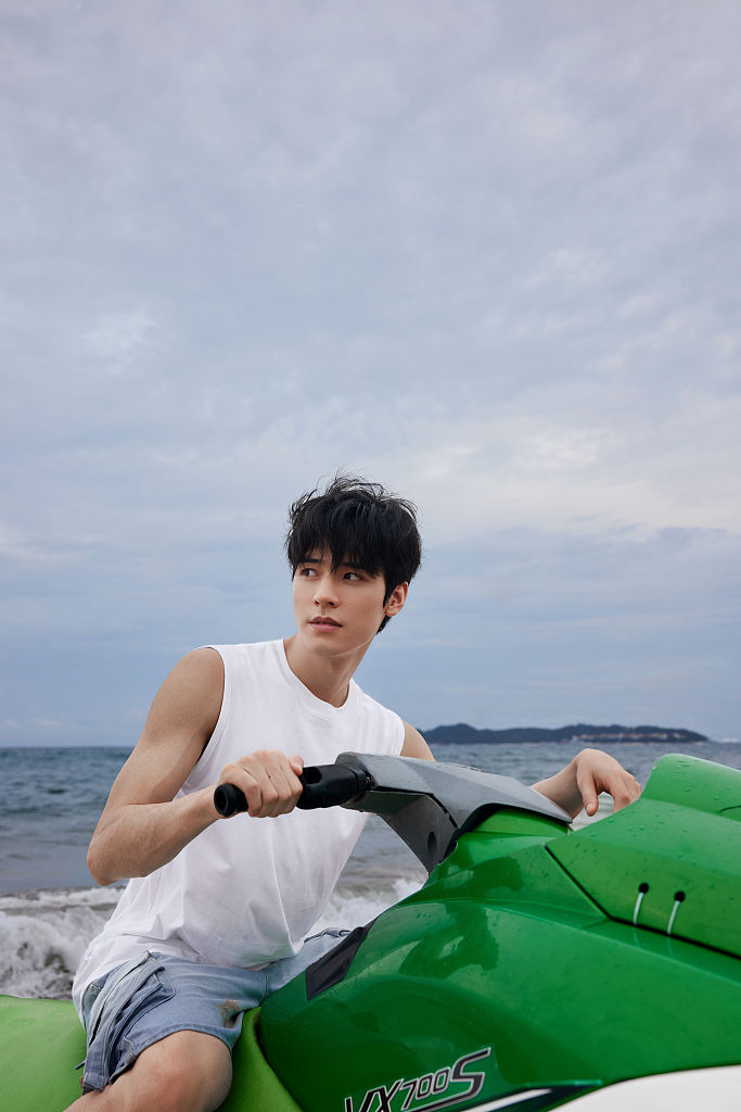 龚俊发布海上摩托畅玩写真肆意冲浪活力满满