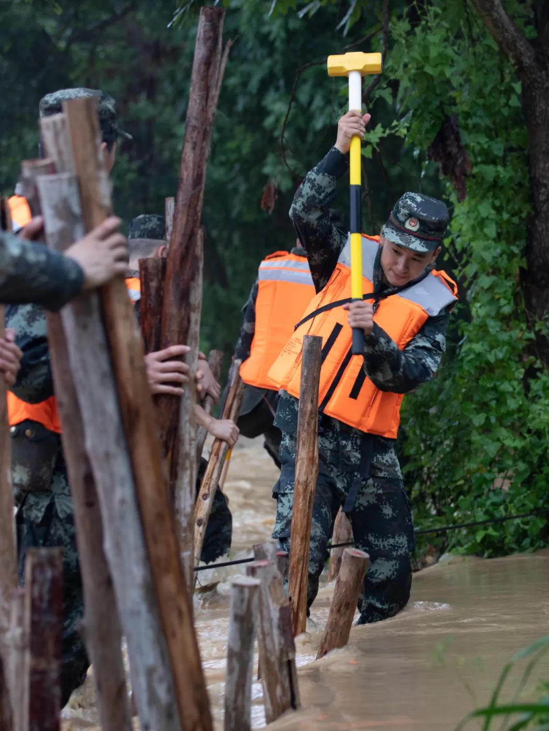 广西北海发生洪涝灾害武警官兵奋战抗洪一线