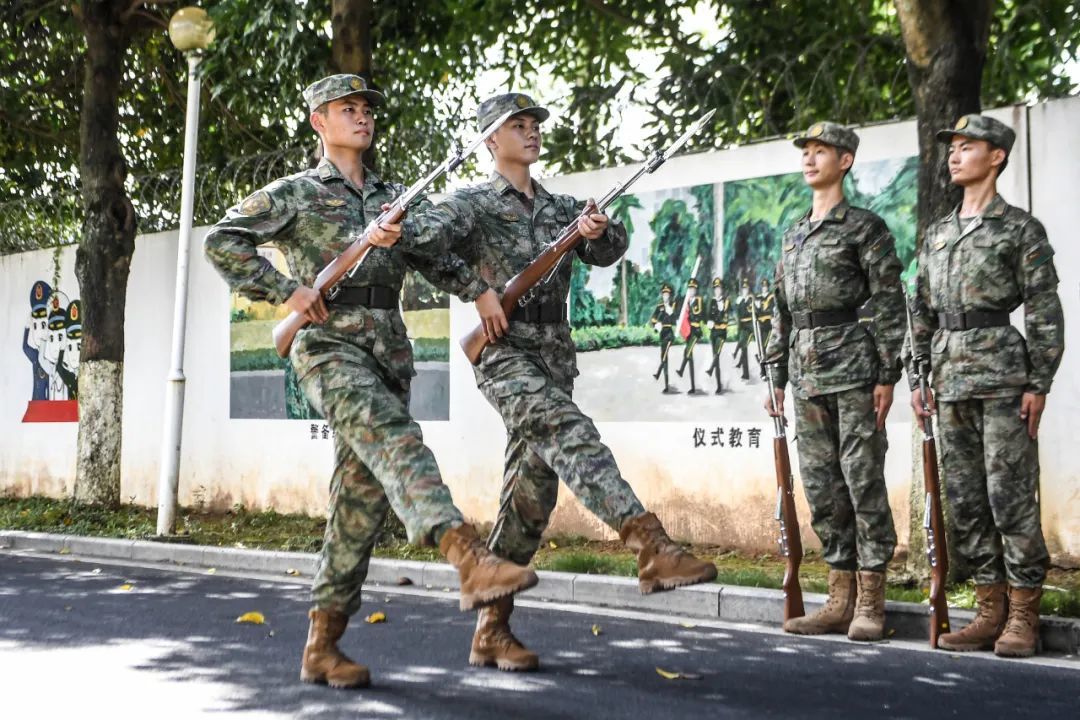 穿上新军装的帅气模样第73集团军官兵陆军陆续换穿21式夏作训服解放军