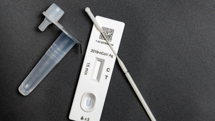 最近,部分市民发现家里抗原检测用的一次性采样拭子发黄了,发黄的采样