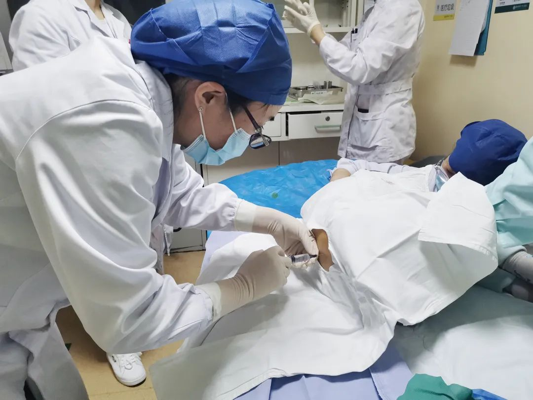 童童完成第一针诺西那生钠鞘注射治疗(保定市第一中心医院医院供图)