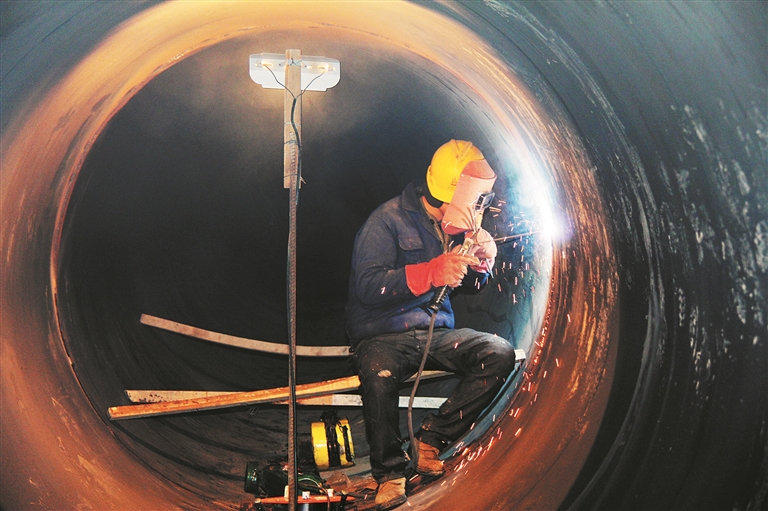 兵团建工水电集团施工人员在进行大型钢管焊接工作（资料图片）。向选辉 摄