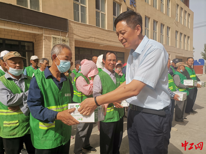新疆生产建设兵团第一师阿拉尔市总工会开展送清凉慰问活动