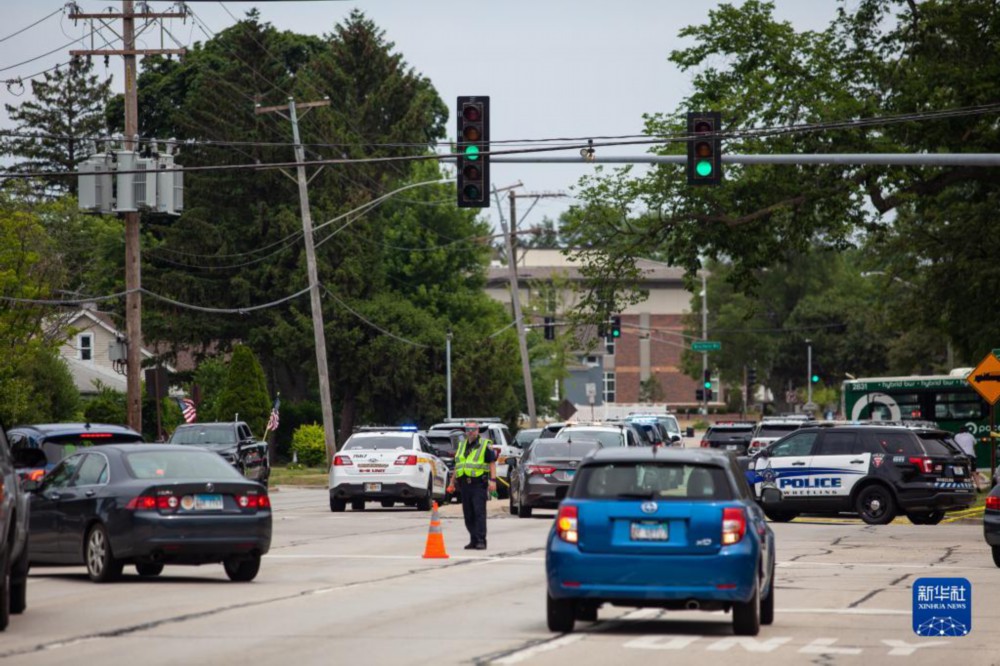 7月4日，警察在美国伊利诺伊州海兰帕克市的枪击现场附近警戒。新华社发（文森特·约翰逊摄）