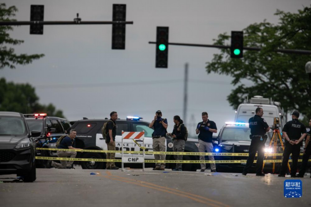 7月4日，警察在美国伊利诺伊州海兰帕克市的枪击现场取证调查。新华社发（文森特·约翰逊摄）