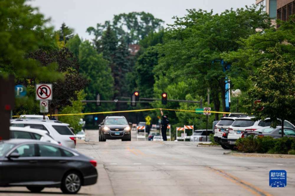 7月4日，一辆警车驶离美国伊利诺伊州海兰帕克市的枪击现场。新华社发（文森特·约翰逊摄）