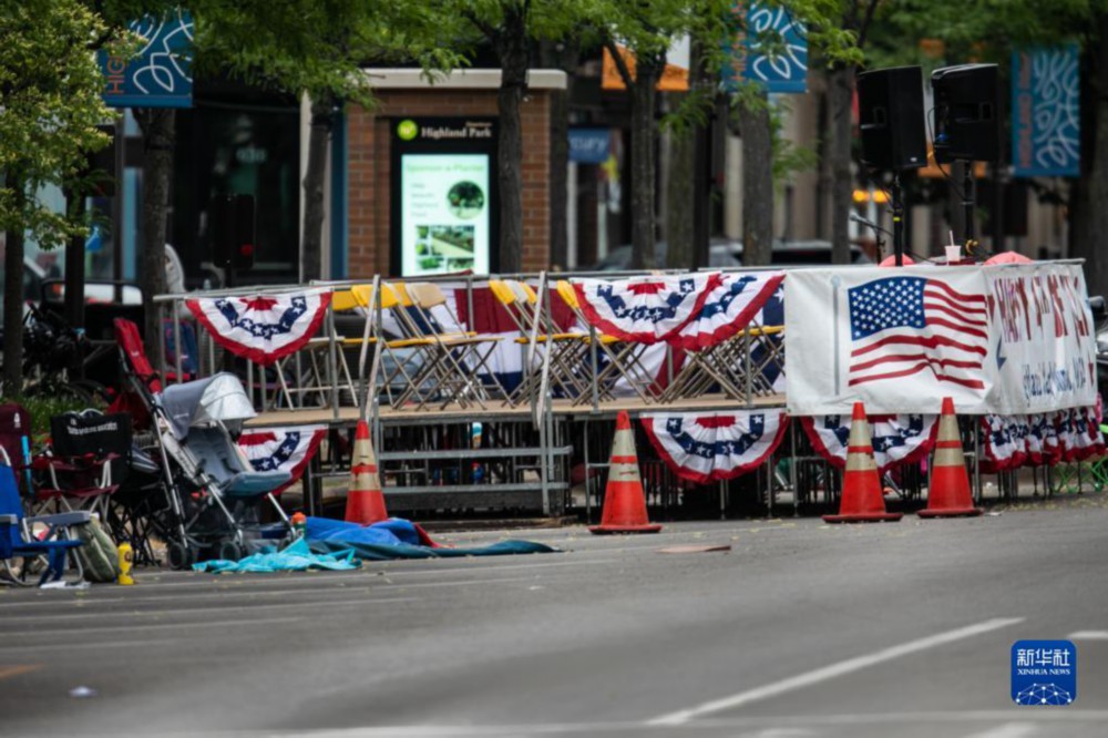 这是7月4日在美国伊利诺伊州海兰帕克市拍摄的“独立日”游行贵宾看台。新华社发（文森特·约翰逊摄）
