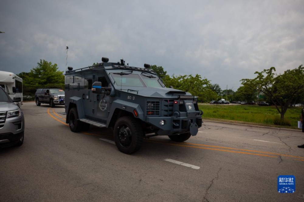 7月4日，一辆警车开往美国伊利诺伊州海兰帕克市的枪击现场。新华社发（文森特·约翰逊摄）