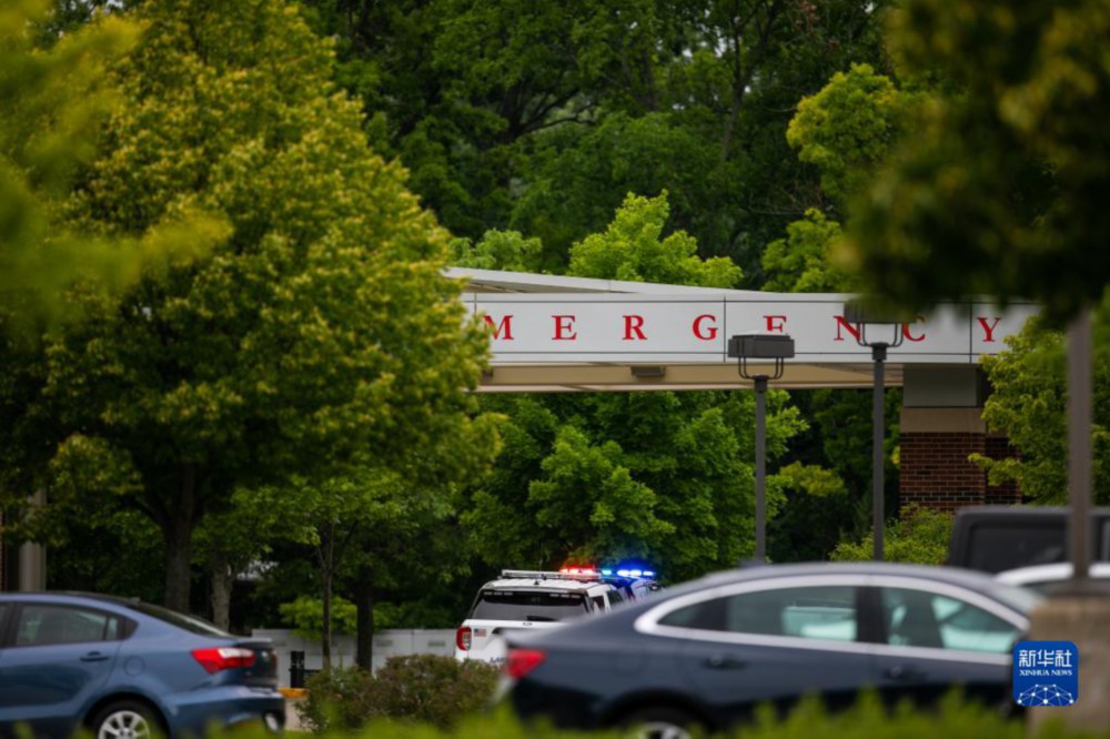 7月4日，警车停在美国伊利诺伊州海兰帕克市的医院急诊室外。新华社发（文森特·约翰逊摄）