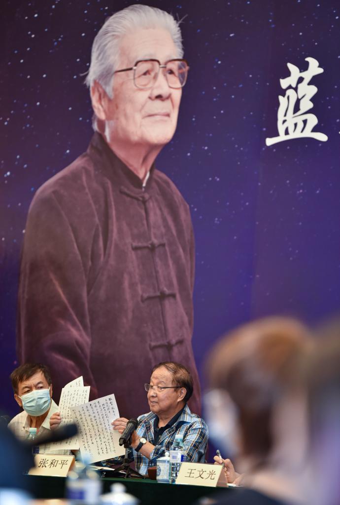 7月5日，蓝天<strong>imtoken官方</strong>北京人民艺术剧院原院长张和平在追思会上展示蓝天野给他手写的书信。新华社记者陈钟昊摄