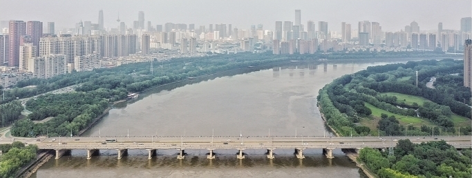 浑河上的套设南京桥西幅桥(图中下方)将拆除重建。辽沈晚报记者 查金辉 摄