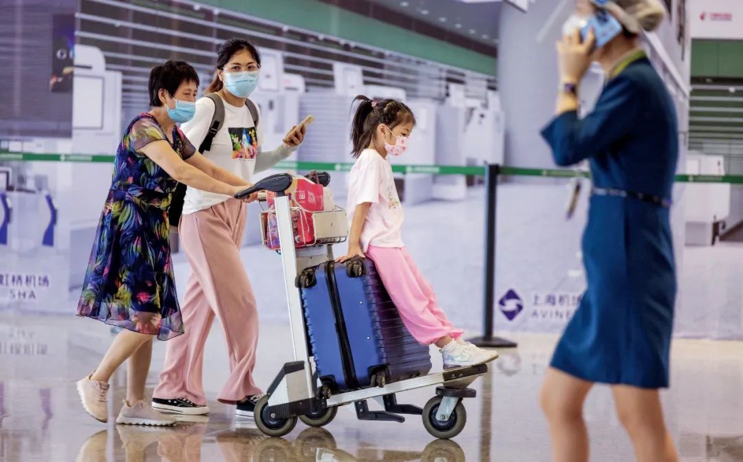 6月29日，上海虹桥国际机场内出行的旅客。图/澎湃影像