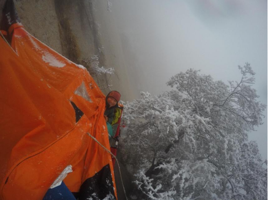 　　大魏团队在华山遭遇暴雪 供图:王志明