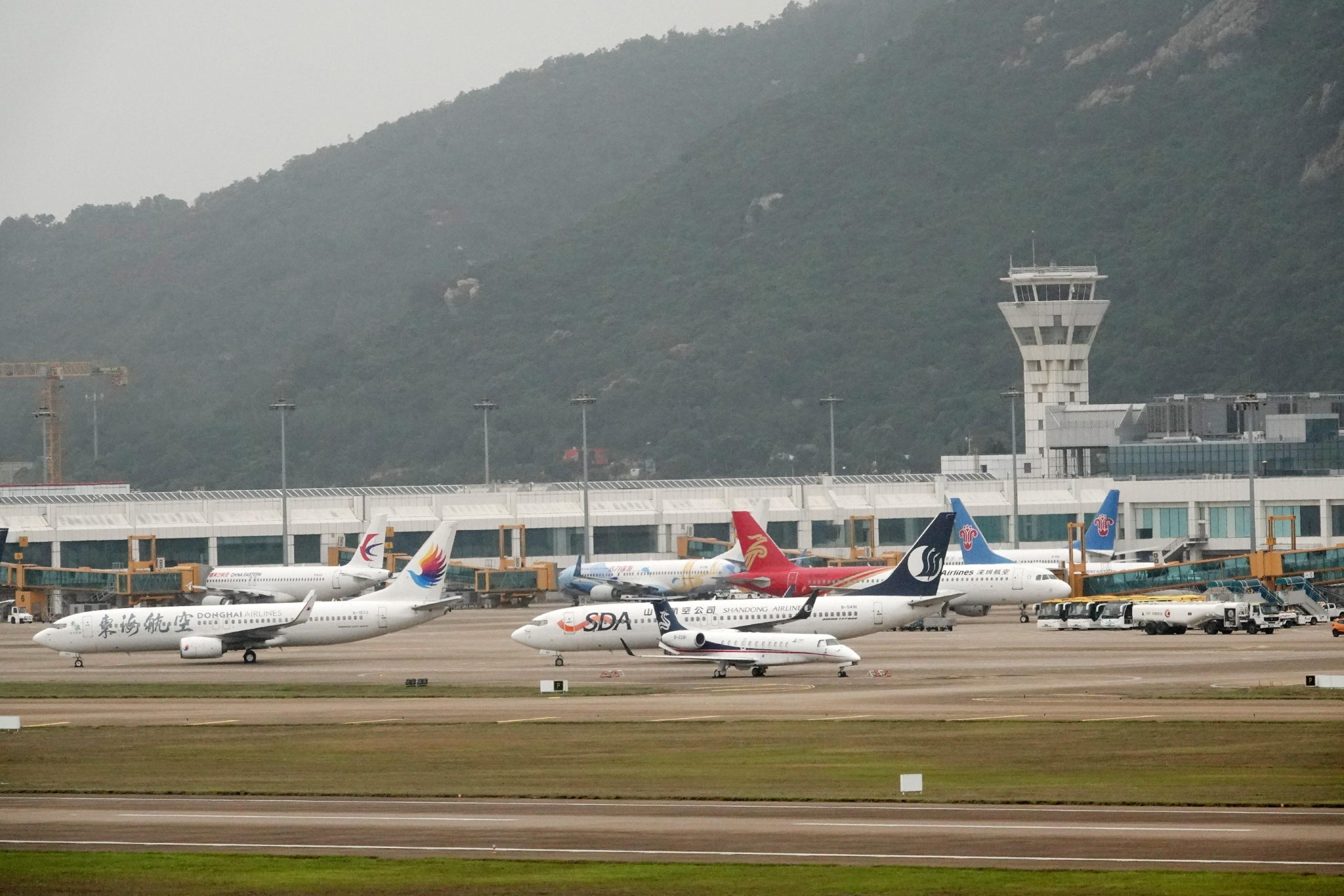 4月30日,广东珠海,珠海金湾机场落停多家航空公司的客机候客.