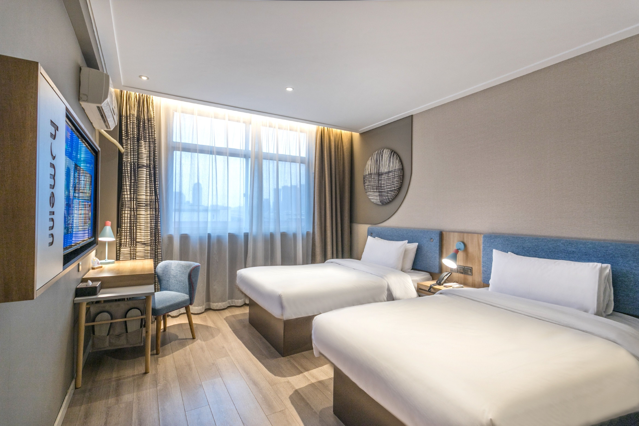 徐先生的这家酒店运营了8年,共80个房间,最终他选择加盟如家酒店.