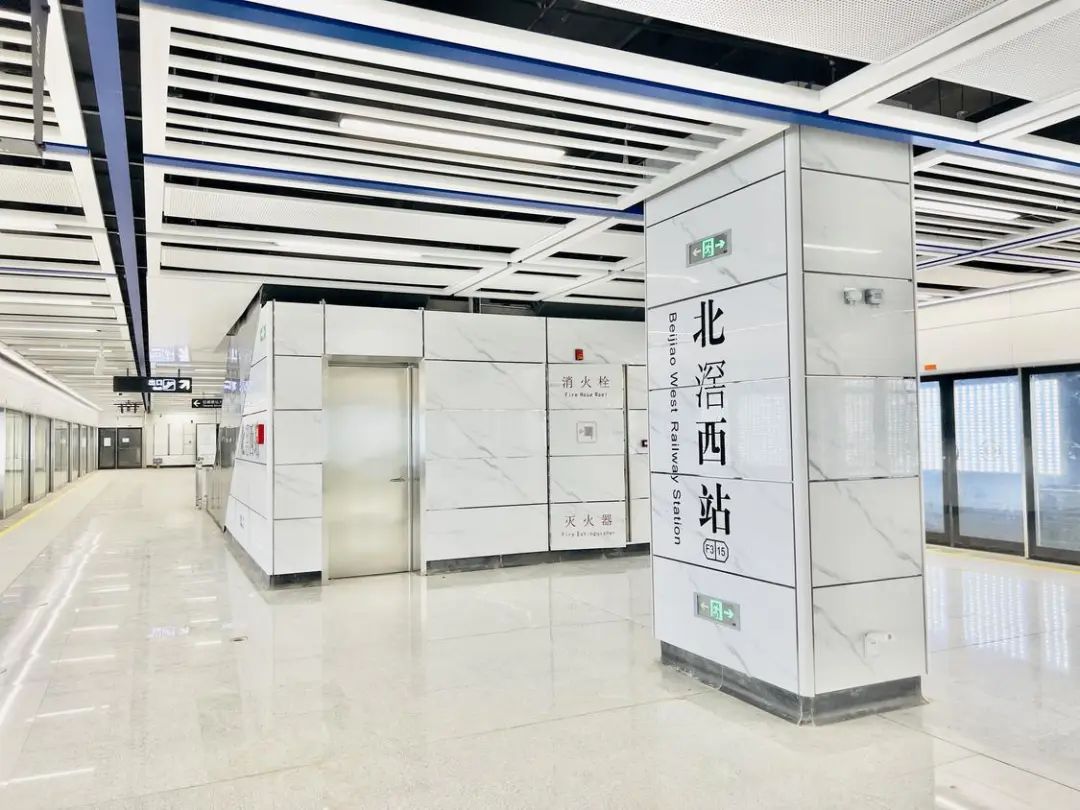 北滘西站站厅层装修基本完成。