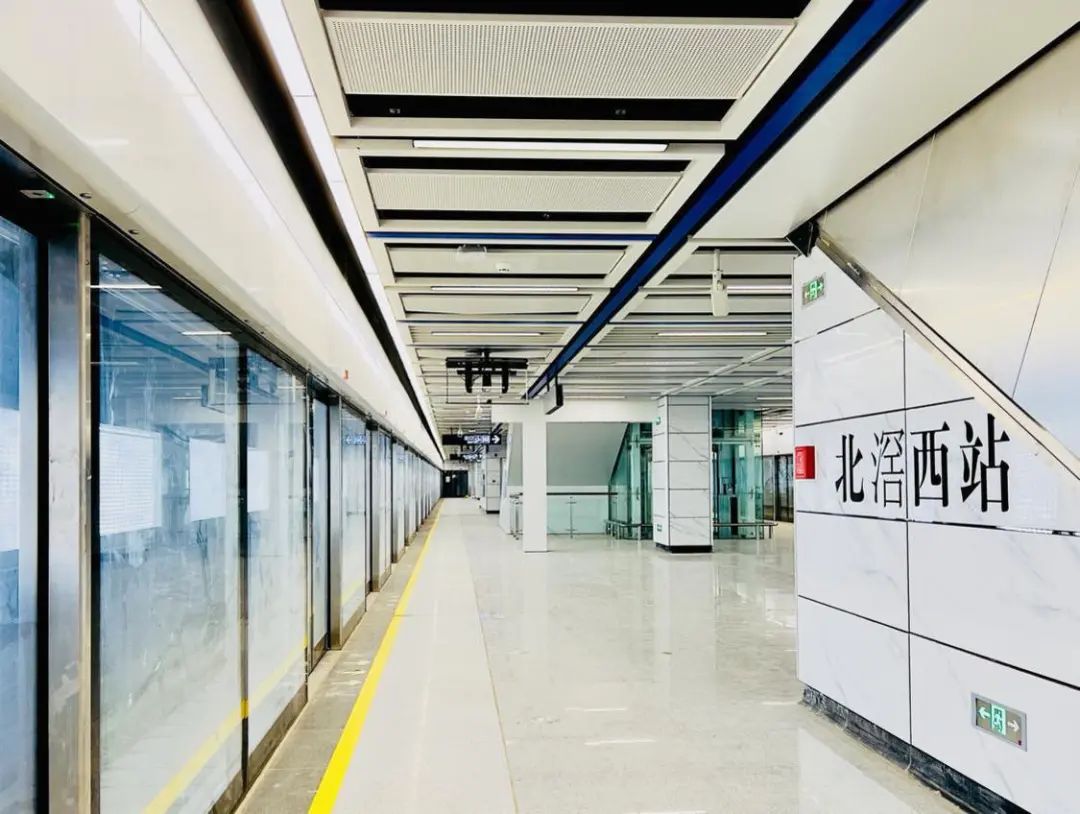 北滘西站装修风格以明快的白蓝色调为主。