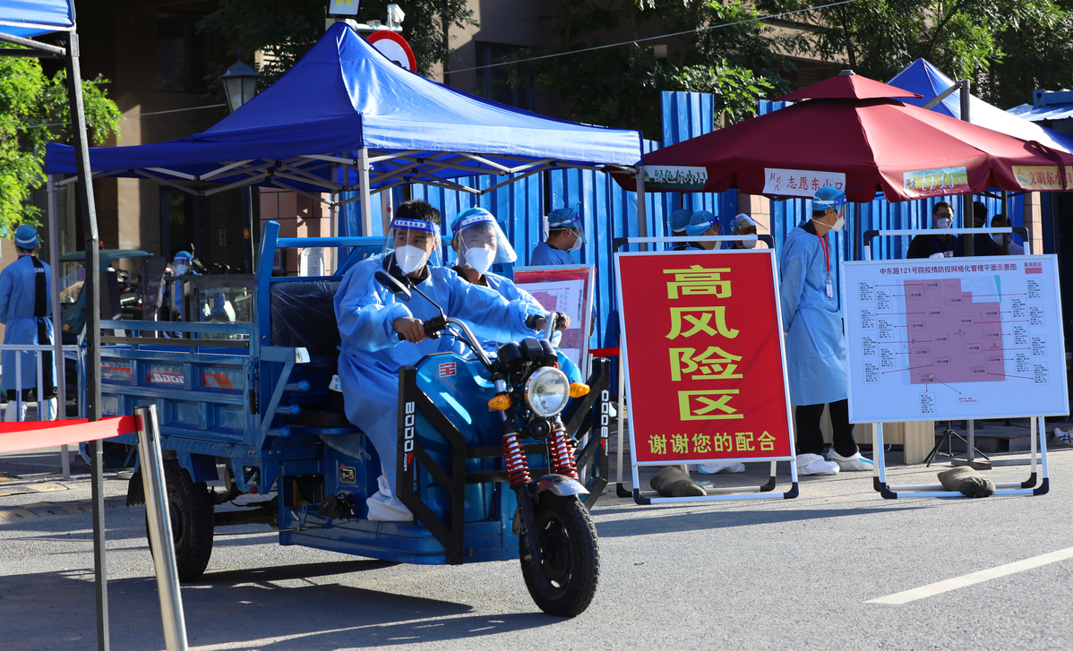 7月6日，防疫工作人员在北京市昌平区中东路121号院执行任务。 中国日报记者 朱兴鑫 摄