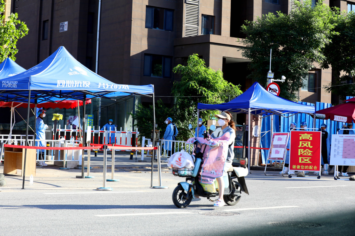 7月6日，拍摄新增一处高风险区——北京市昌平区中东路121号院门口。 中国日报记者 朱兴鑫 摄