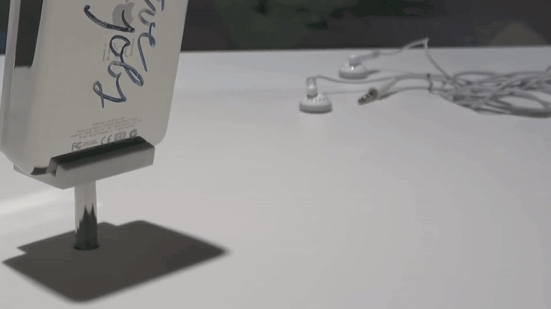 背部有乔布斯亲笔签名的第一代 iPod. 图片来自：YouTube @WHAT'S INSIDE? FAMILY